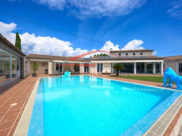 À Vendre Superbe Villa Contemporaine de Plain-Pied avec Pi