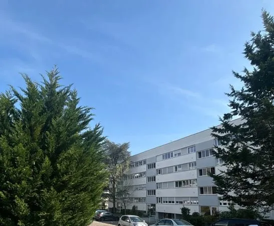Bordeaux caudéran - t1 avec balcon, cave & parking - résidence sécurisée