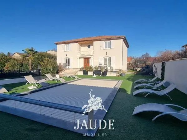 Pont du Chateau : A vendre très grande maison avec piscine