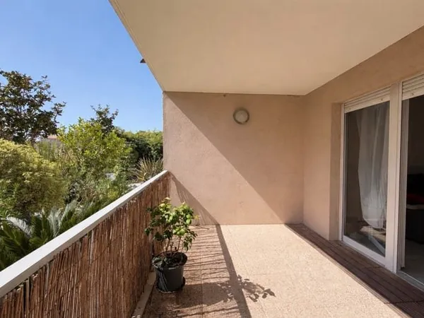 APPARTEMENT 2 PIECES AVEC TERRASSE ET PARKING