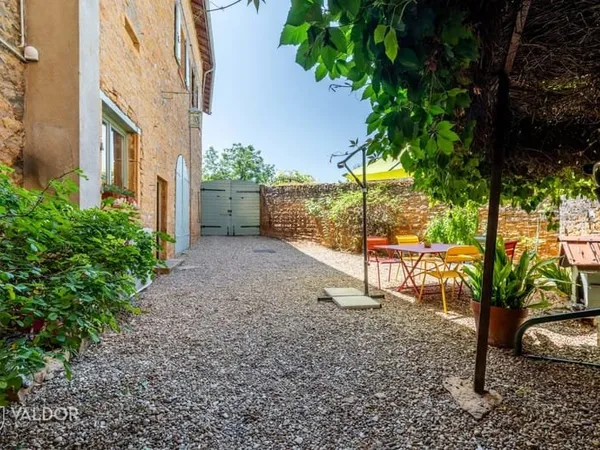 Propriété en pierres dorées avec vue panoramique