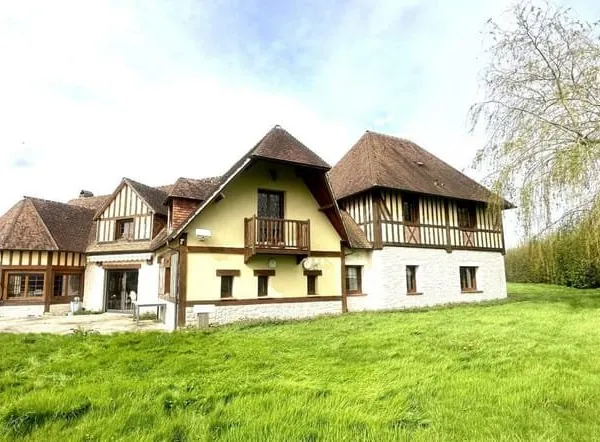 Joli propriété avec maison en colombage néo-Normande de 288 m² avec piscine chauffée & annexes
