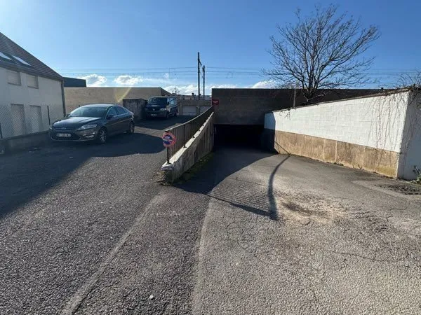 Grand garage sécurisé secteur prison et boulevard de l'Université