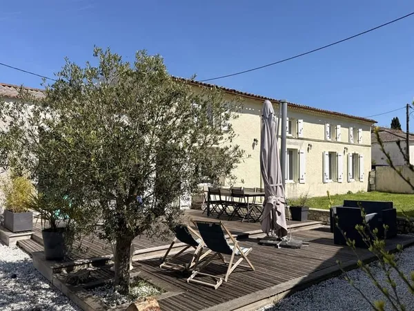 Maison Charentaise avec dépendances