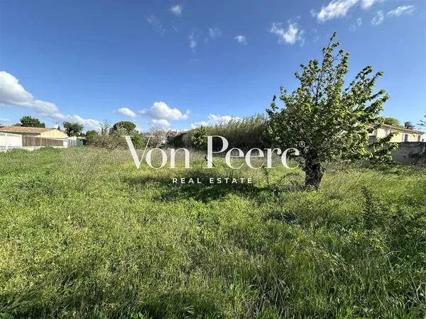 Terrain constructible de 2452 m² Alpilles Sud