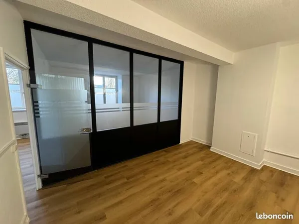 RENOVE - Local professionnel / bureaux 100 m² avec cave 100 m² au centre ville de Metz (quai Félix M