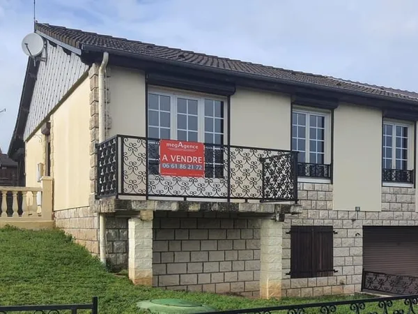 Pavillon sur sous-sol semi-entérré dans un quartier pisé.