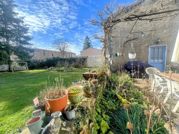 Ensemble de bâtiments de caractère comprenant une résidence principale, une maison d'amis et des jar