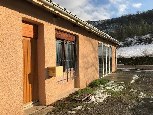 Local commercial 3 pièces 220 m²
