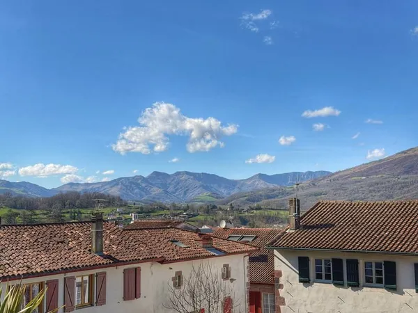 Ensemble immobilier au centre historique de Saint Jean Pied