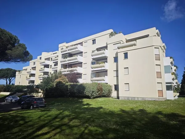 Opportunité rare au pied du Golf : T2 spacieux avec terrasse