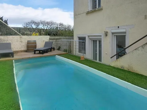 Maison de village avec garage, terrasse et piscine