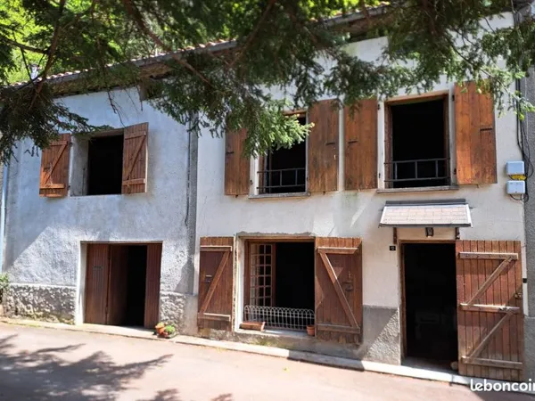 Maison 9 pièces - 145 m² loi Carrez (170 m² au total) - 900 m2 de terrain