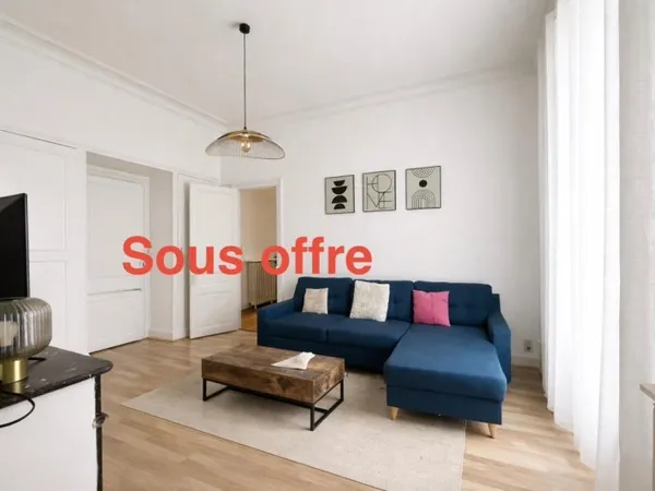 Appartement bourgeois meublé, situé dans une copropriété gérée par un syndic bénévole.
