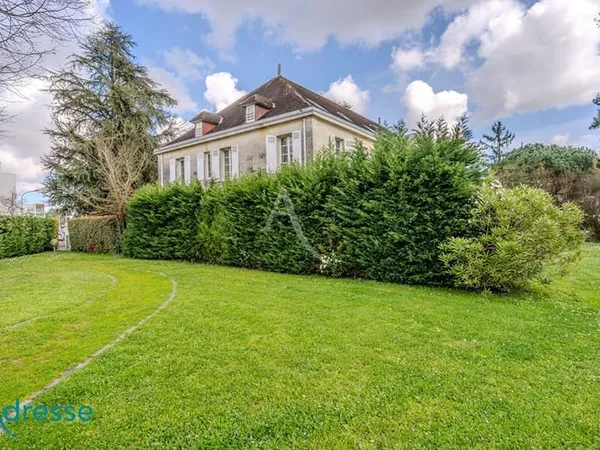 GRADIGNAN - Bel appartement de 150m² au sol dans un château avec garage fermé