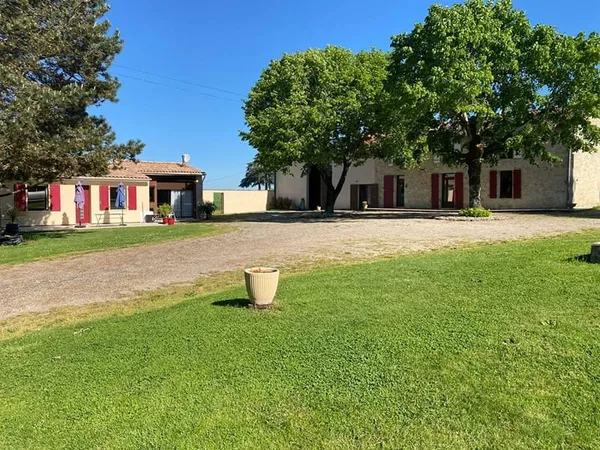 Ensemble de deux maisons avec dépendances et piscine