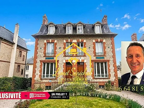 Demeure de prestige en pierre de taille avec ses vitraux avec 12 studios pour une superficie de 300 