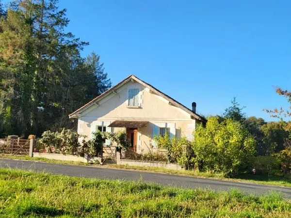 24130 Bosset Maison à rénover de 5 pièces de 94 m2 sur parcelle de 2055 m²