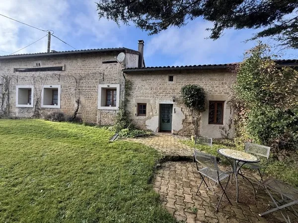 Charmante Maison de Campagne Rénovée avec 4 Chambres, Proche de Sauzé-Vaussais
