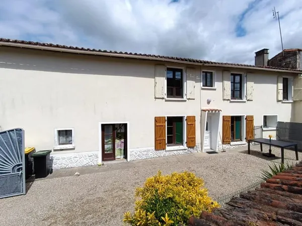 Maison de village offrant trois chambres, grange, garage et cour