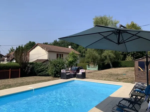 Charmante maison familiale avec piscine à proximité d'un village animé