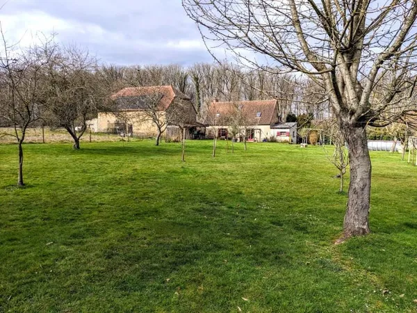 Forêt de Tronçais propriété sur 1 ha avec 2 maisons, grange, prés et panneaux solaires