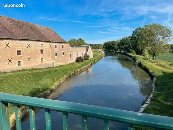 Appatement situé à 500m des dernières maisons de Cours les Barres au bord du canal lateral à Loire