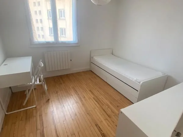 Chambre meublée en colocation