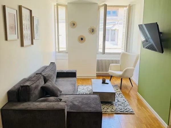 Coeur ville dernier étage. Haut de gamme. Rénovation luminosité investissement