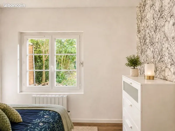 Loue grande chambre meublée