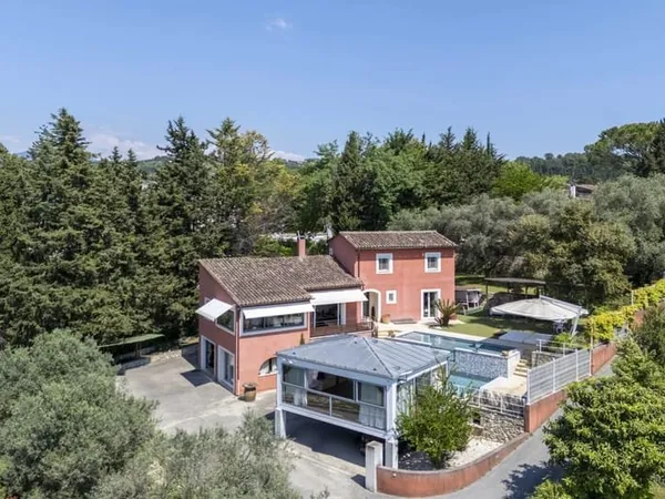 Grasse - Élégante villa néo-provençale à deux pas du Golf de Saint-Donat, dans un écrin de sérénité