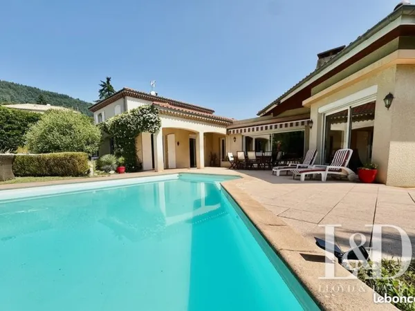 Propriété 9 pièces 313 m²