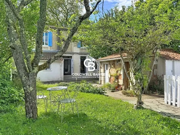 Maison située à Saintes, avec piscine et garage située en zone non inondable