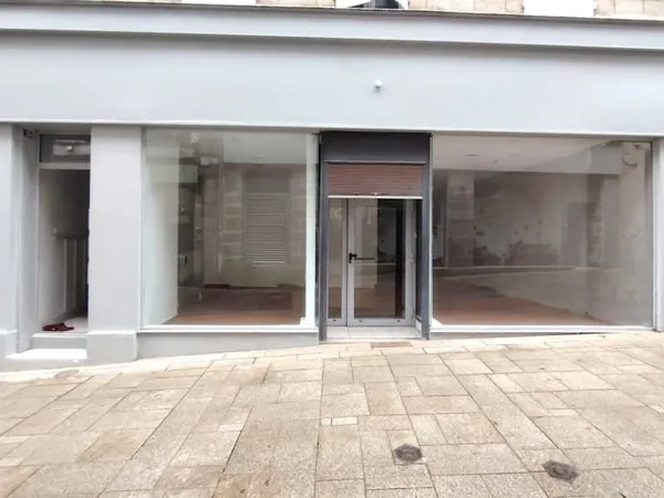 Local commercial 3 pièces 142 m²