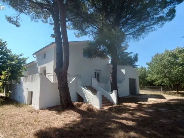 Maison charmante sur un terrain arboré