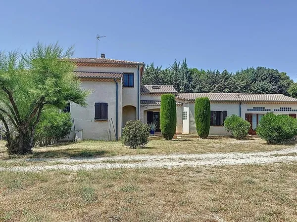 À vendre - Maison familiale avec dépendances à Pujaut