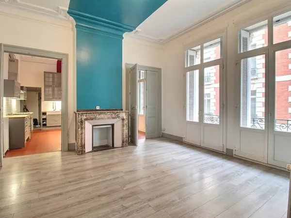 Superbe appartement haussmannien avec ascenseur de 126.5 m² et balcon de ville à deux pas de la Comé