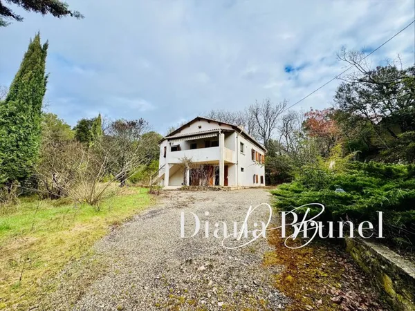 Maison à rénover avec garage et terrain
