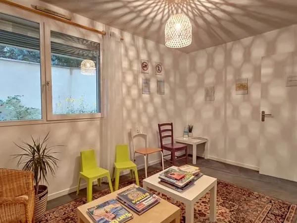 Appartement 3 pièces de 64 m2 . Box fermé . Bail commercial
