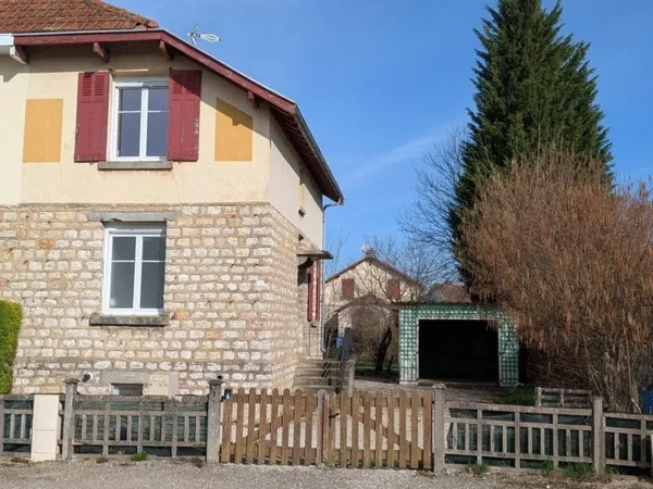 Maison de ville rénovée 2 chambres avec garage et terrain à Tavaux (Jura)