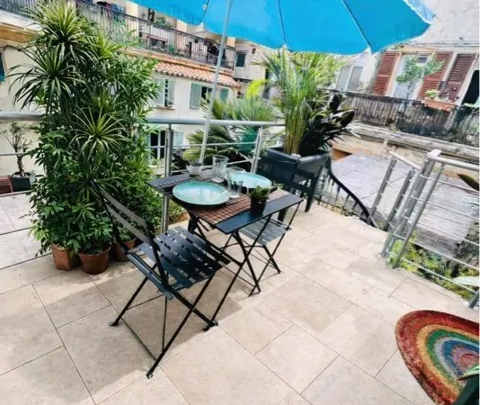 Magnifique studio rénové avec terrasse