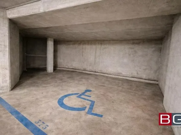 À vendre - Grande place de parking PMR au coeur d'Antibes