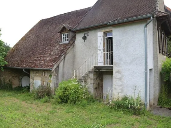 Agréable maison ancienne à terminer de rénover dans le couchois sur 780 m² de terrain clos