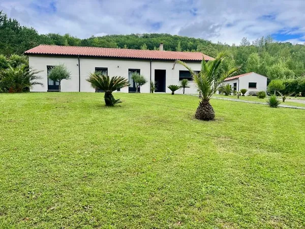 Venez découvrir une maison de plain pied de 149m2 sur un terrain de près de 5000m2. Vous cherchez un