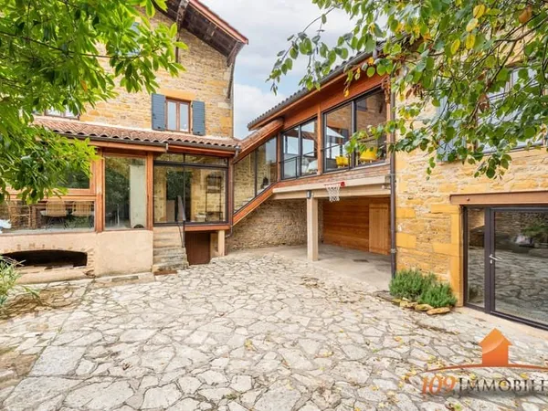 MAISON EN PIERRES DOREES