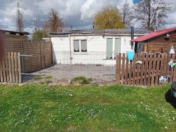 Mobil-home au bord d'un étang de pêche avec ponton privé