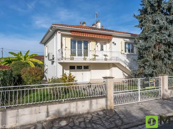 Maison sur étage avec garage , jardin.