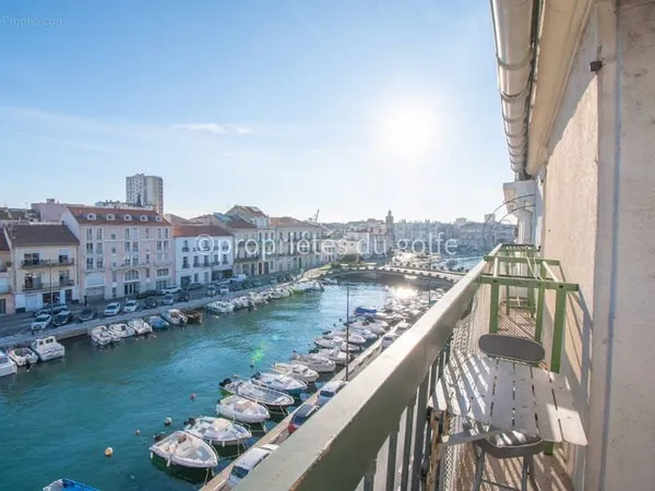 Sète, quai, appartement 4 pièces en dernier étage