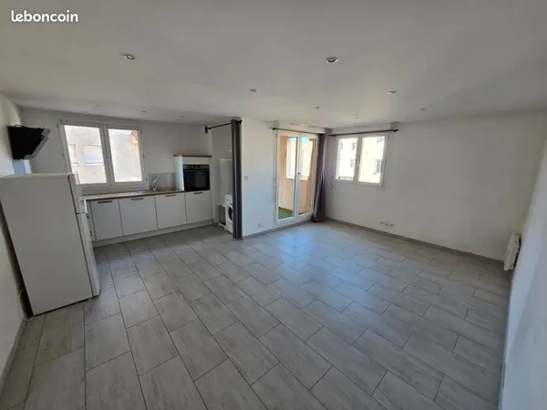 ✨ T2 lumineux avec balcon - Centre Aubagne - Parking privé ✨