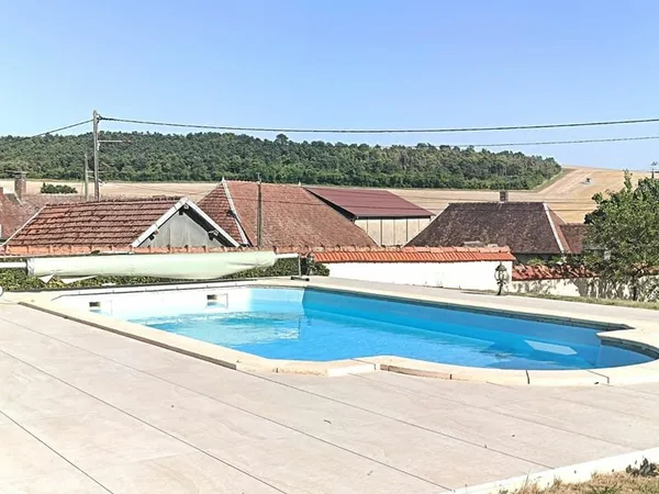 Charmante maison familiale avec piscine et jardin-152 m²